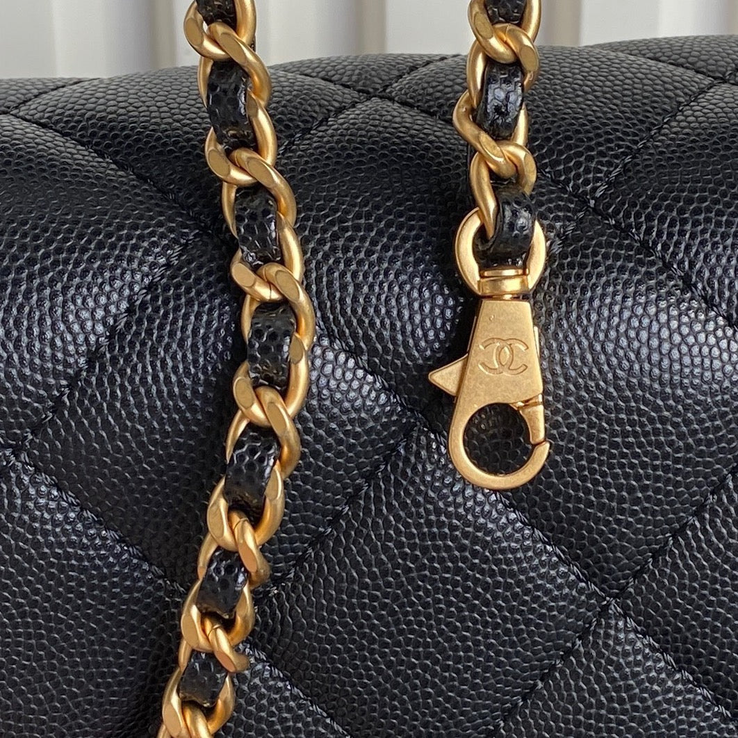 RETRO STYLE FLAP BAG 19 IN BLACK GRAINED CALFSKIN GOLD HARDWARE
