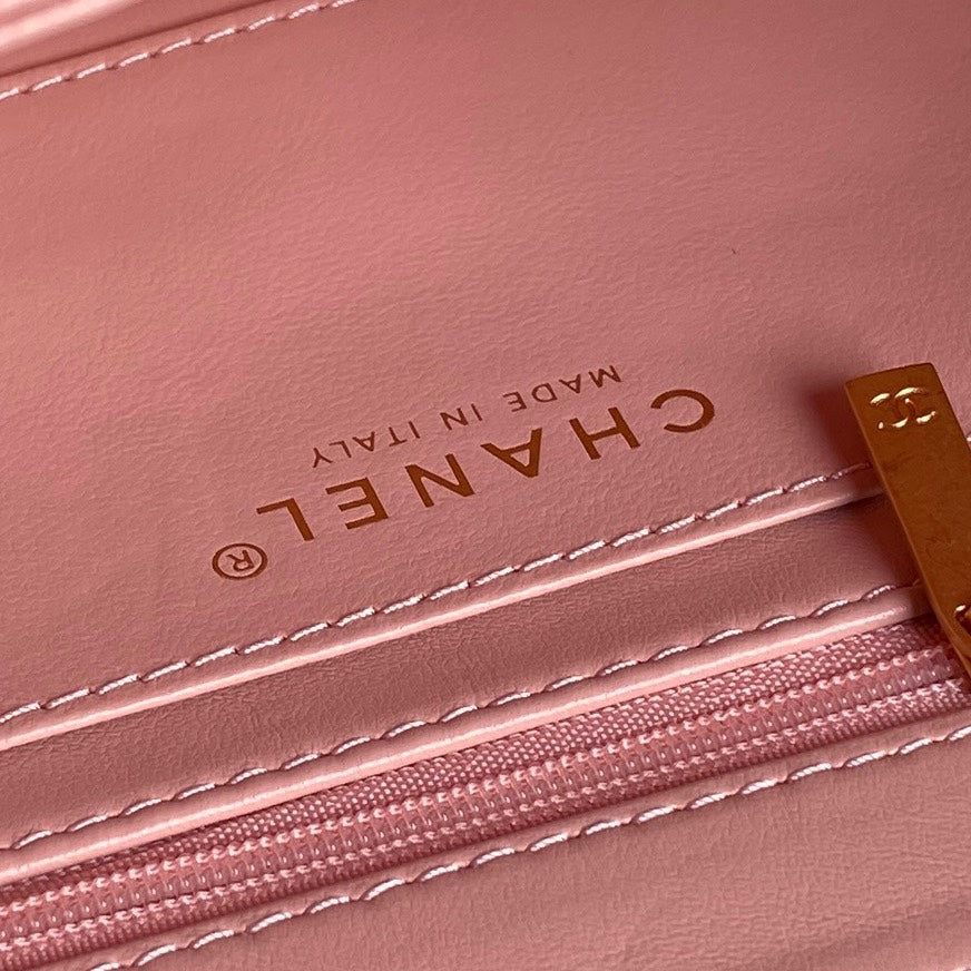 RETRO STYLE FLAP BAG 19 IN LGHT PINK GRAINED CALFSKIN GOLD HARDWARE