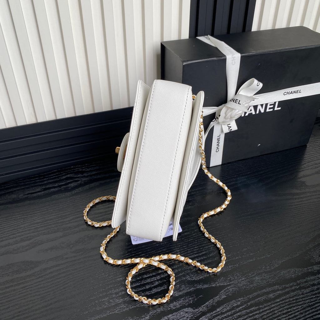 RETRO STYLE FLAP BAG 19 IN WHITE GRAINED CALFSKIN GOLD HARDWARE