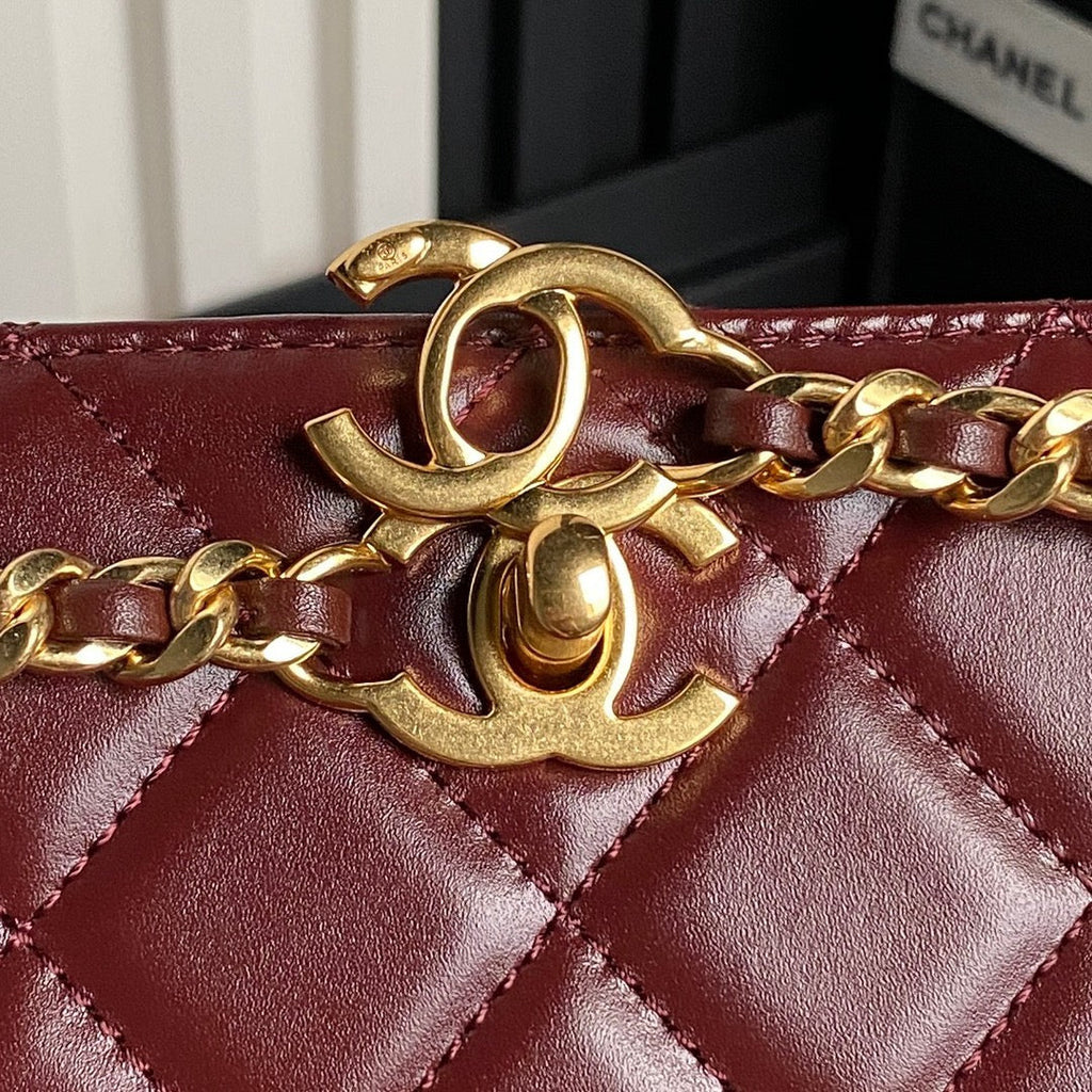 HANDBAG 21 IN GARNET RED DIAMOND PATTERN QUILTED SHINY LAMBSKIN GOLD HARDWARE
