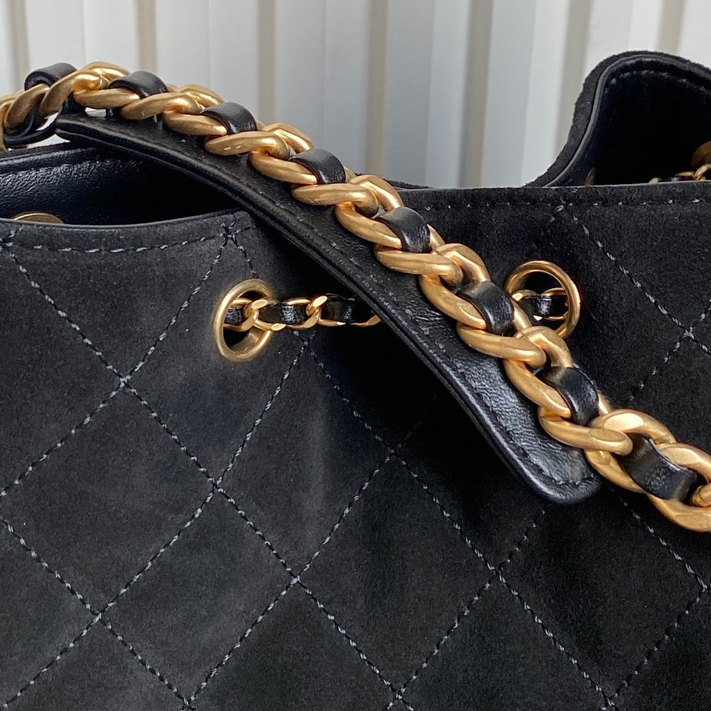 MEDIUM HANDBAG 40 IN BLACK SUEDE GOLD HARDWARE