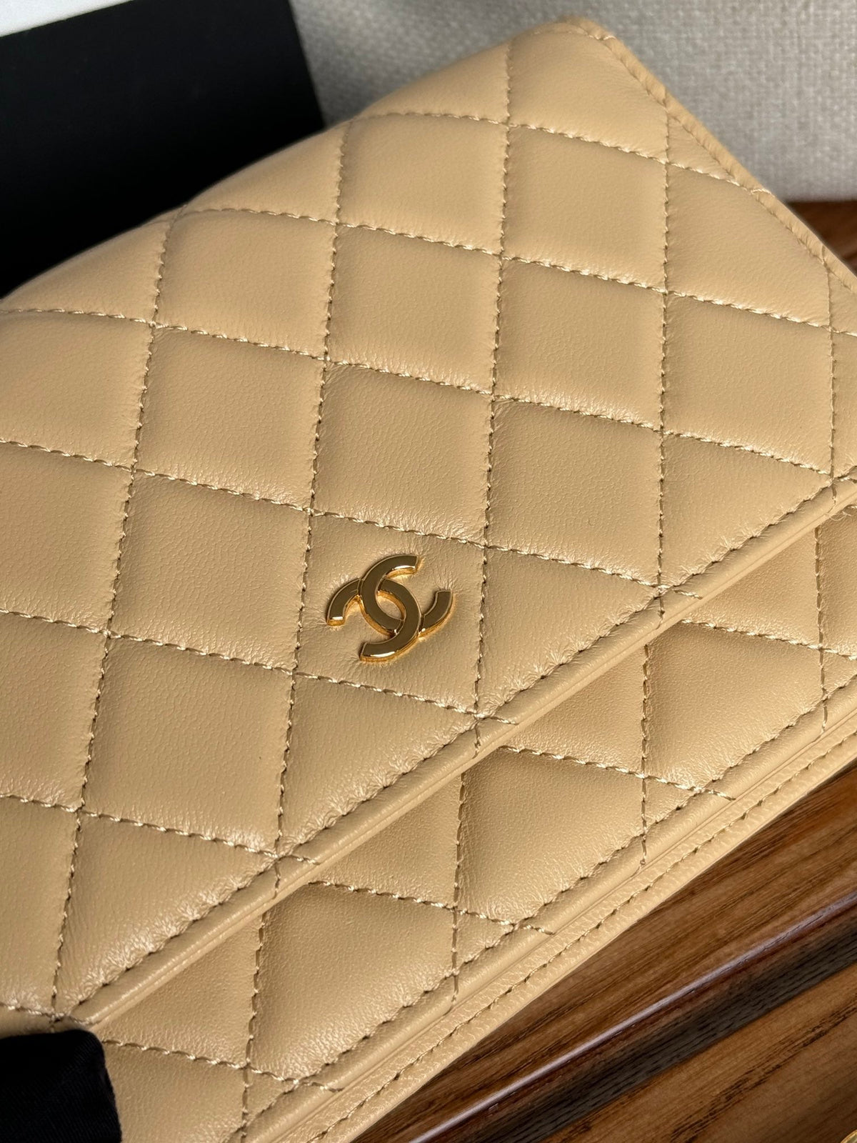 CC WOC ENTRUPY 19 BAG IN DARK CREAM CALFSKIN