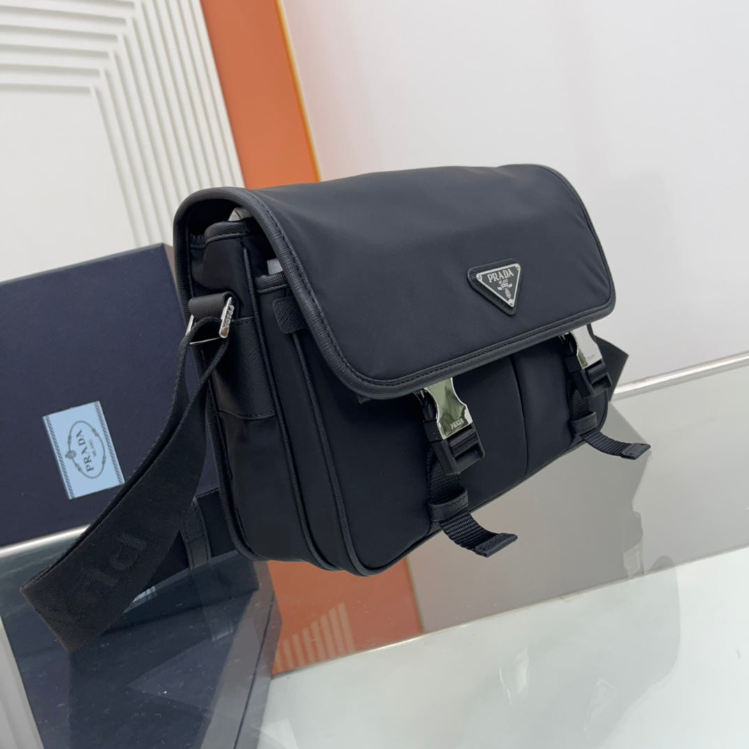 PRA SMALL 26 SHOULDERBAG IN BLACK SAFFIANO LEATHER