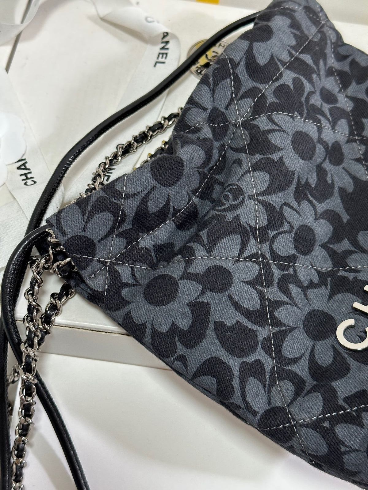 DRAWSTRING FLORAL PRINT SHOULDER BAG 20 IN BLACK MIX GREY DENIM