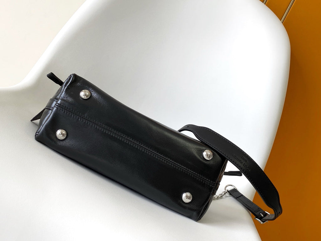 CARRYALL BB BAG 26 IN BLACK SHEEPSKIN MAGNETIC CLASP