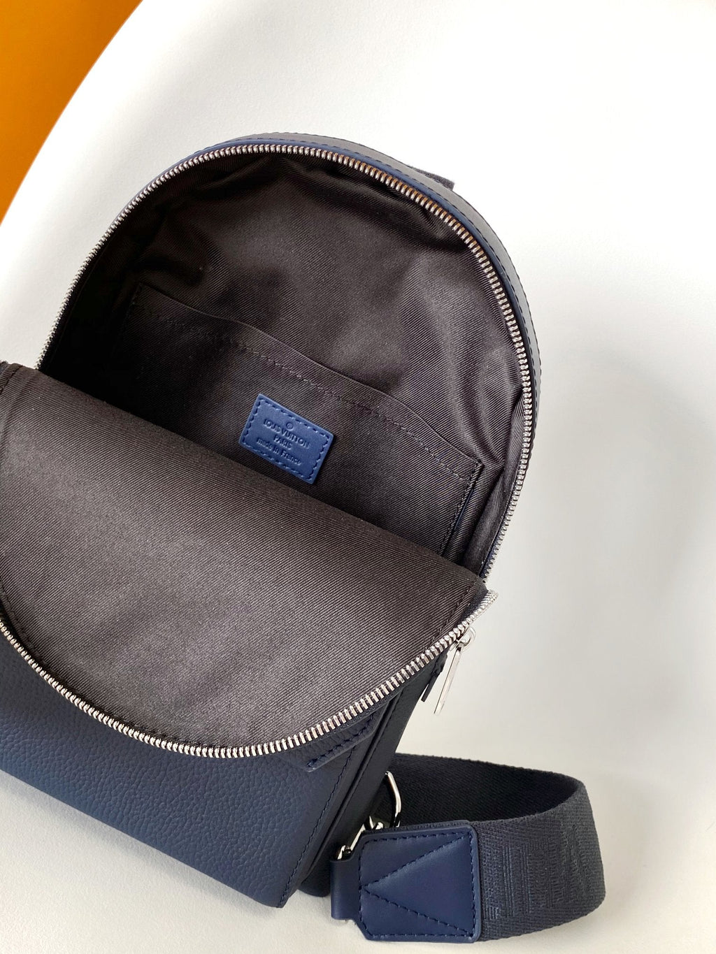 PILOT CROSSBAG 30 IN NAVY BLUE CALFSKIN