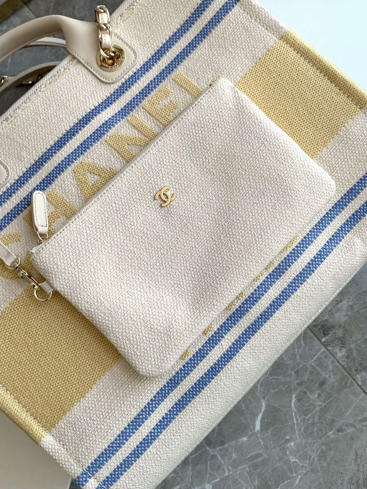 SHOPPING BAG 38 IN WHITE BLUE AND YELLOW CANVAS