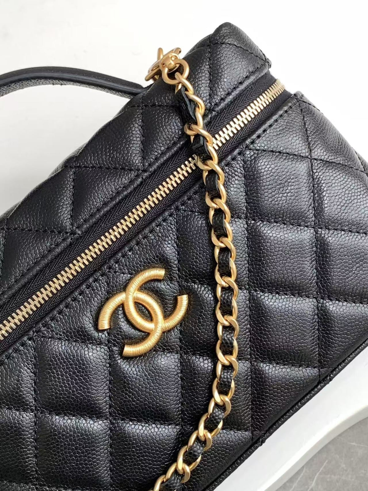 VANITY CASE 19 IN BLACK GRAINED CALFSKIN GOLD HARDWARE