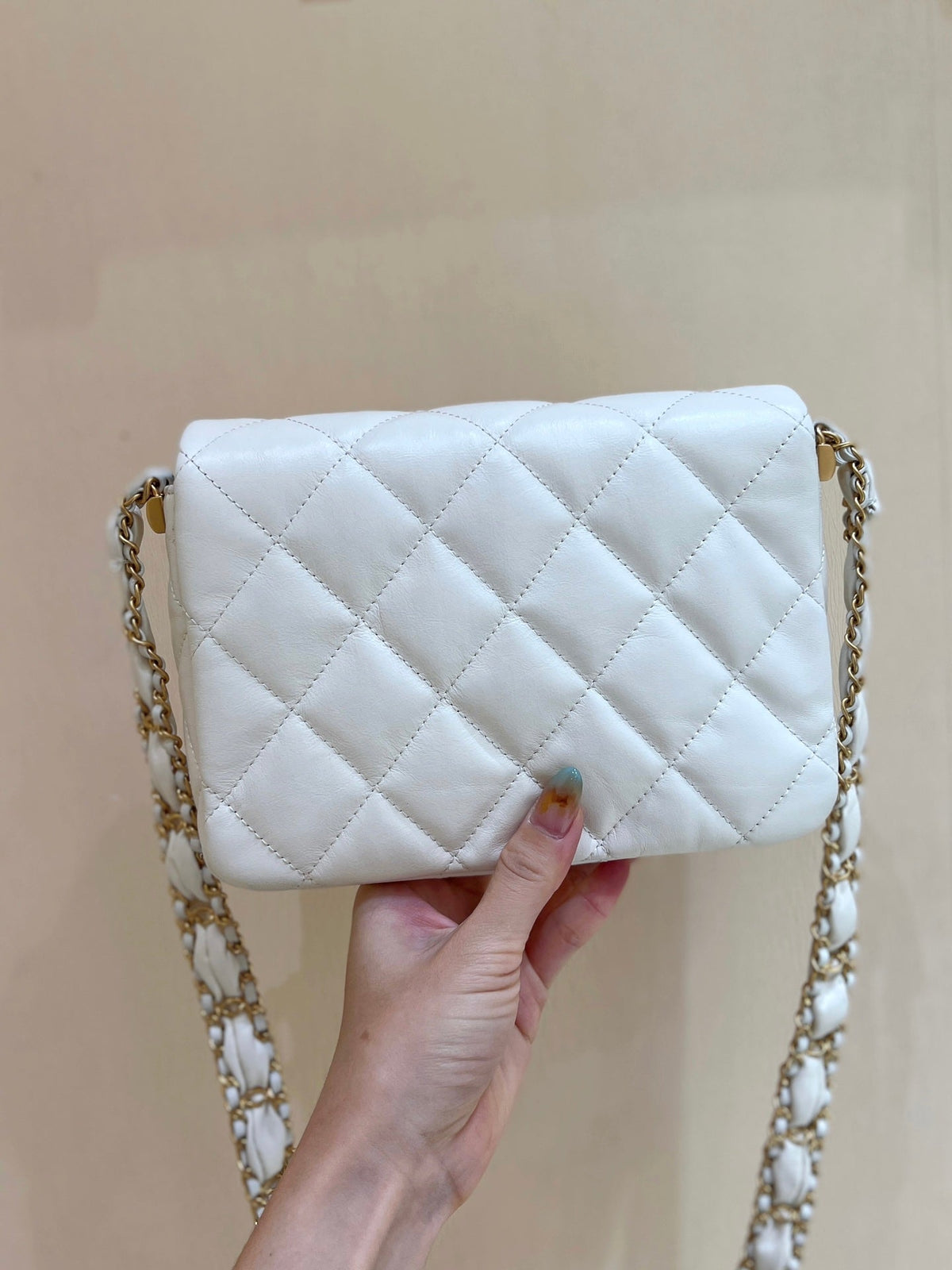 19 FLAP BAG 20 WHITE BODIN CALFSKIN GOLD HARDWARE