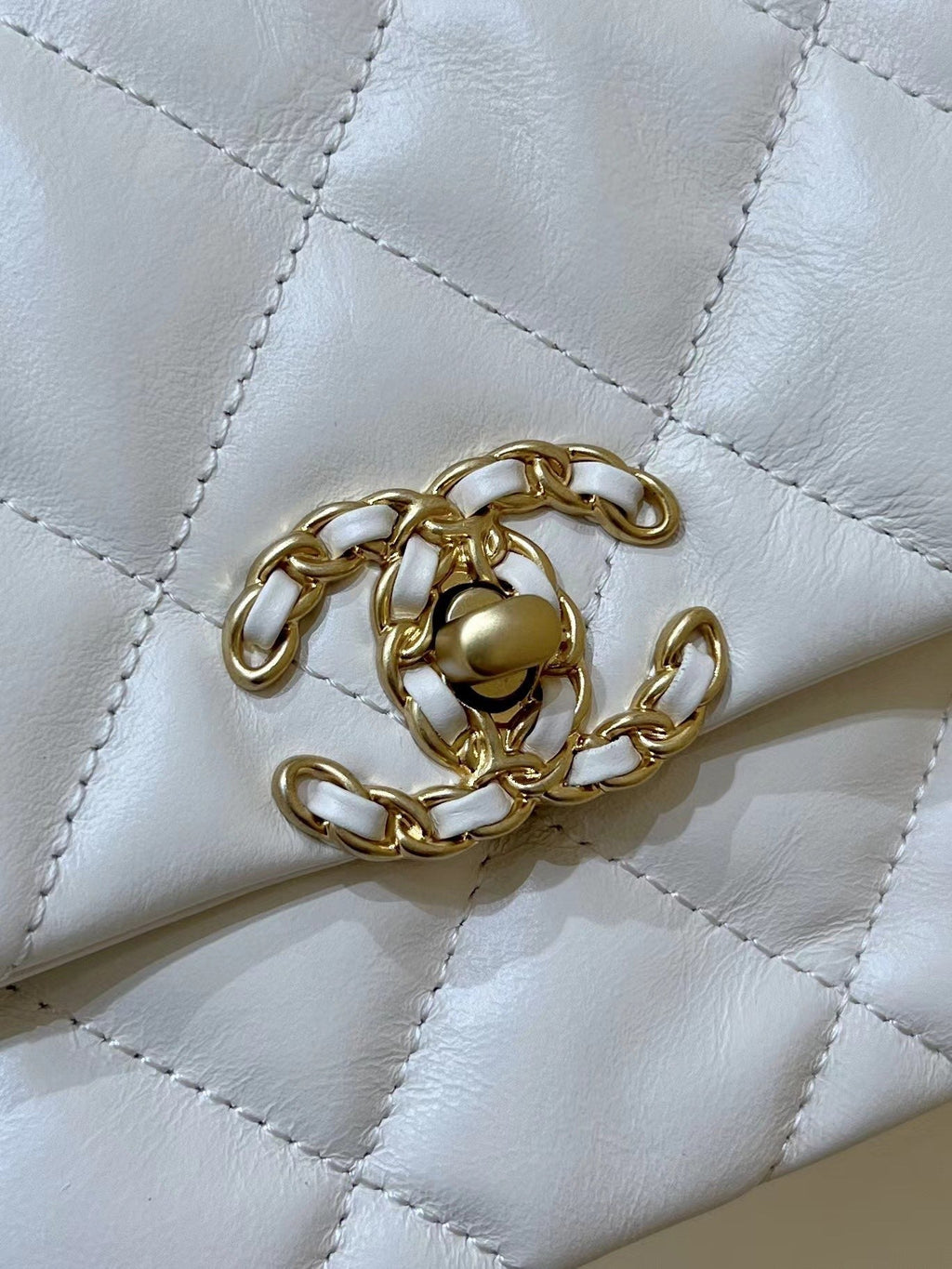 19 FLAP BAG 20 WHITE BODIN CALFSKIN GOLD HARDWARE