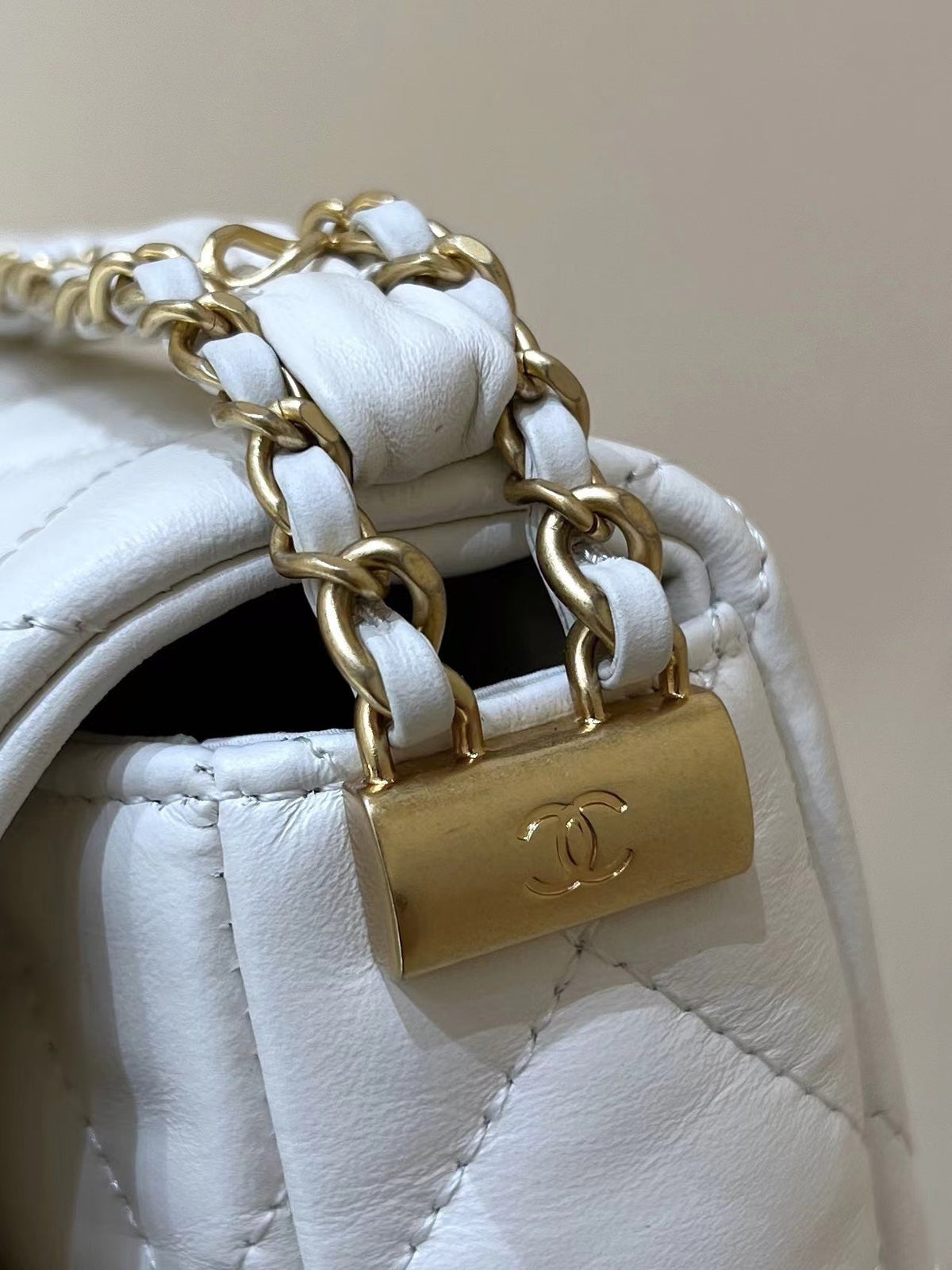 19 FLAP BAG 20 WHITE BODIN CALFSKIN GOLD HARDWARE