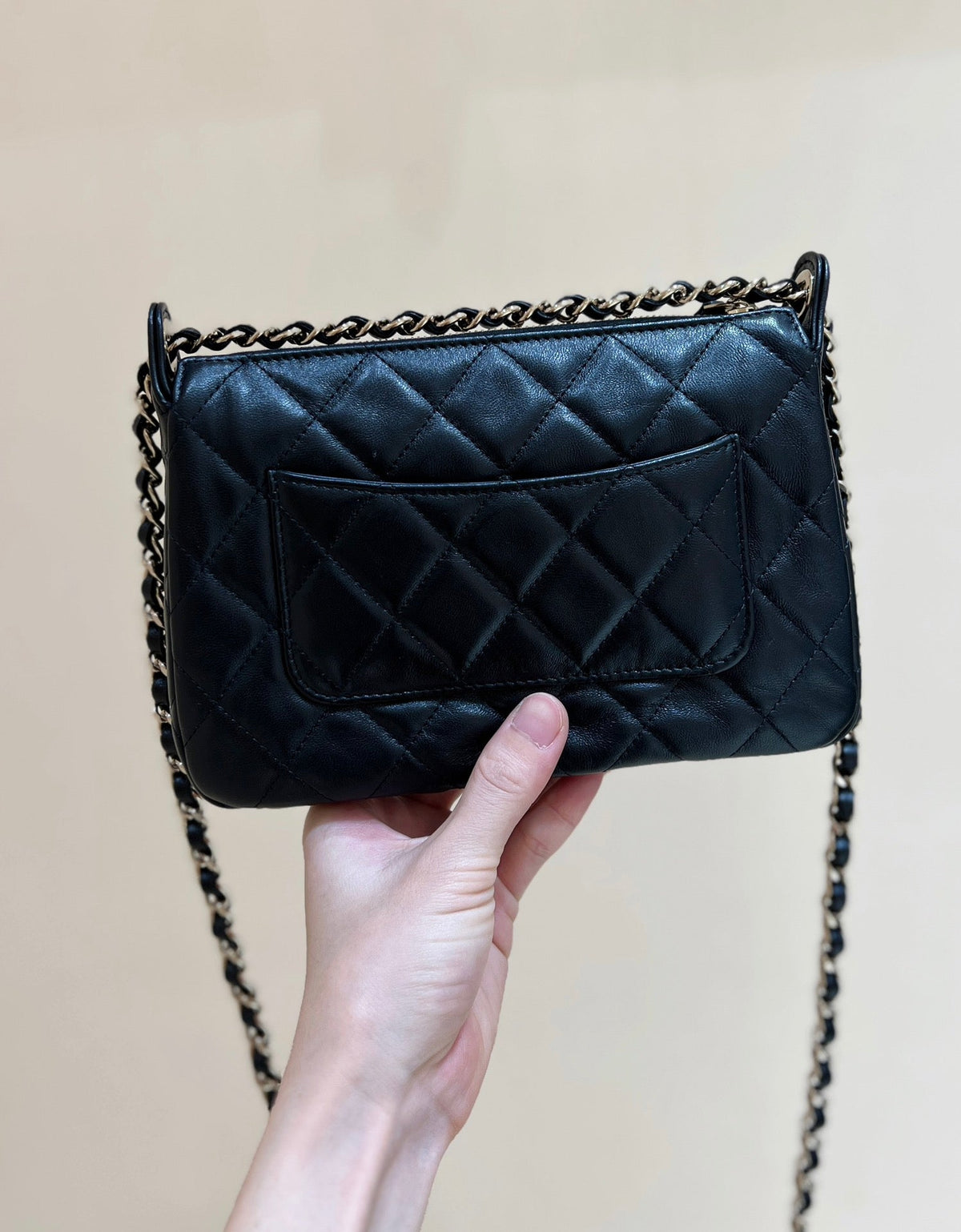 QUILTED SHOULDER BAG 21 IN BLACK LAMBSKIN WITH GOLD METALLIC