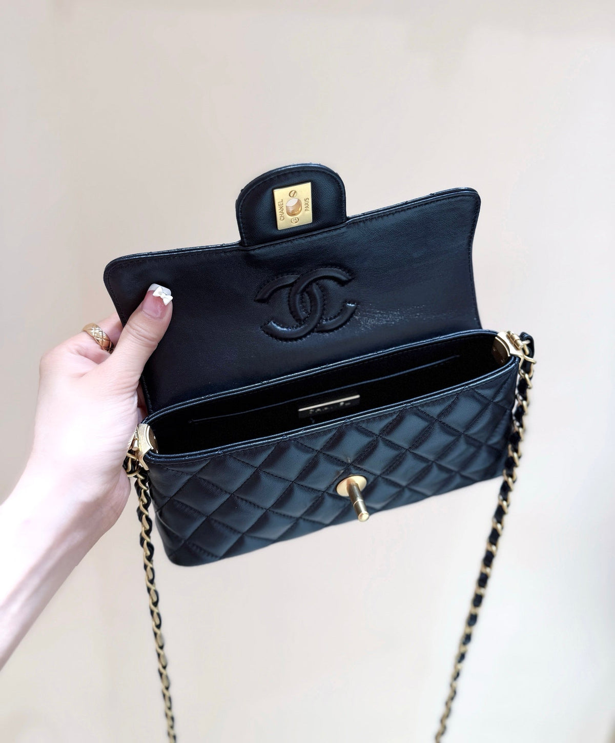 QUILTED FLAP BAG WITH HANDLE 20 IN BLACK LAMBSKIN GOLD PLATED METAL