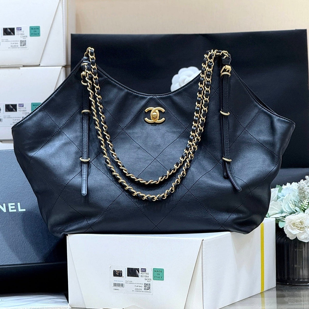 MEDIUM MAXI SHOPPING BAG 47 IN BLACK CALFSKIN GOLD-TONE METAL