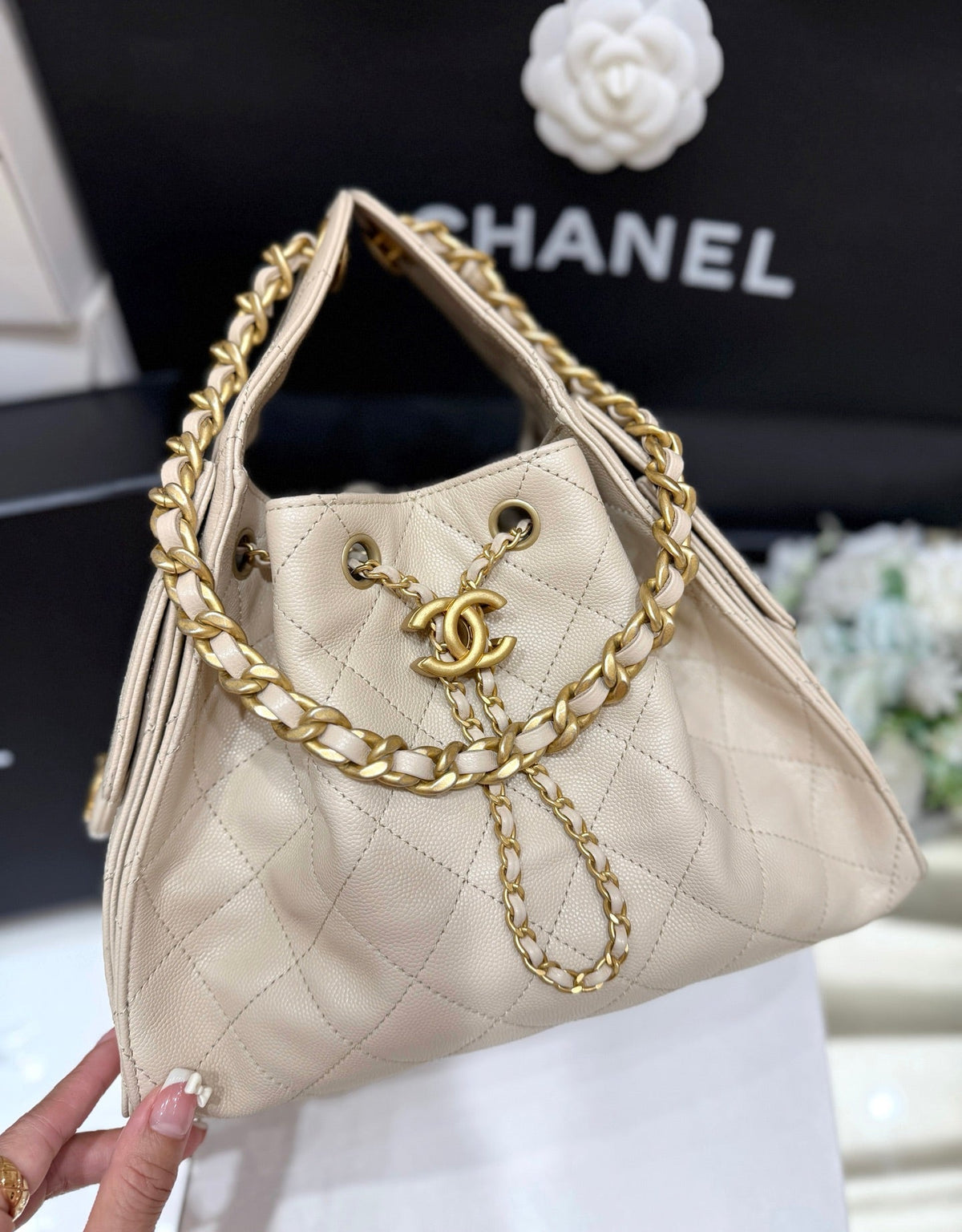 CC 25 HANDBAG IN CREAM 30 GRAINED CALFSKIN GOLD HARDWARE