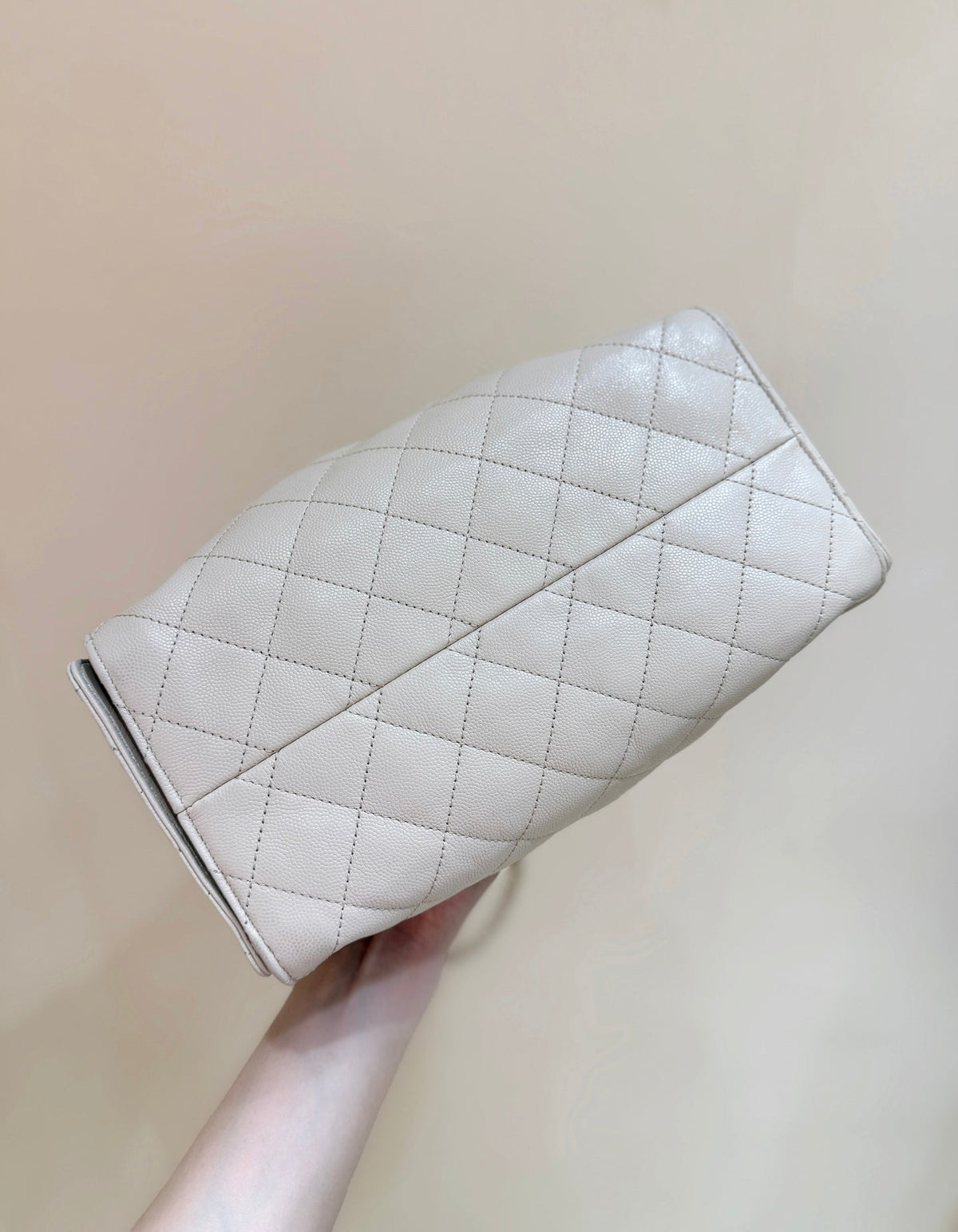 CC 25 HANDBAG IN CREAM 30 GRAINED CALFSKIN GOLD HARDWARE